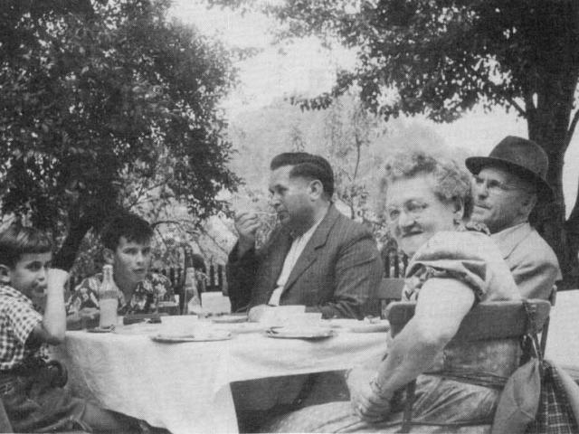 Josef (Pieps) Dengier (Mitte) mit Frau Pemsel und einem Mitglied der Geschäftsstelle bei der Einkehr